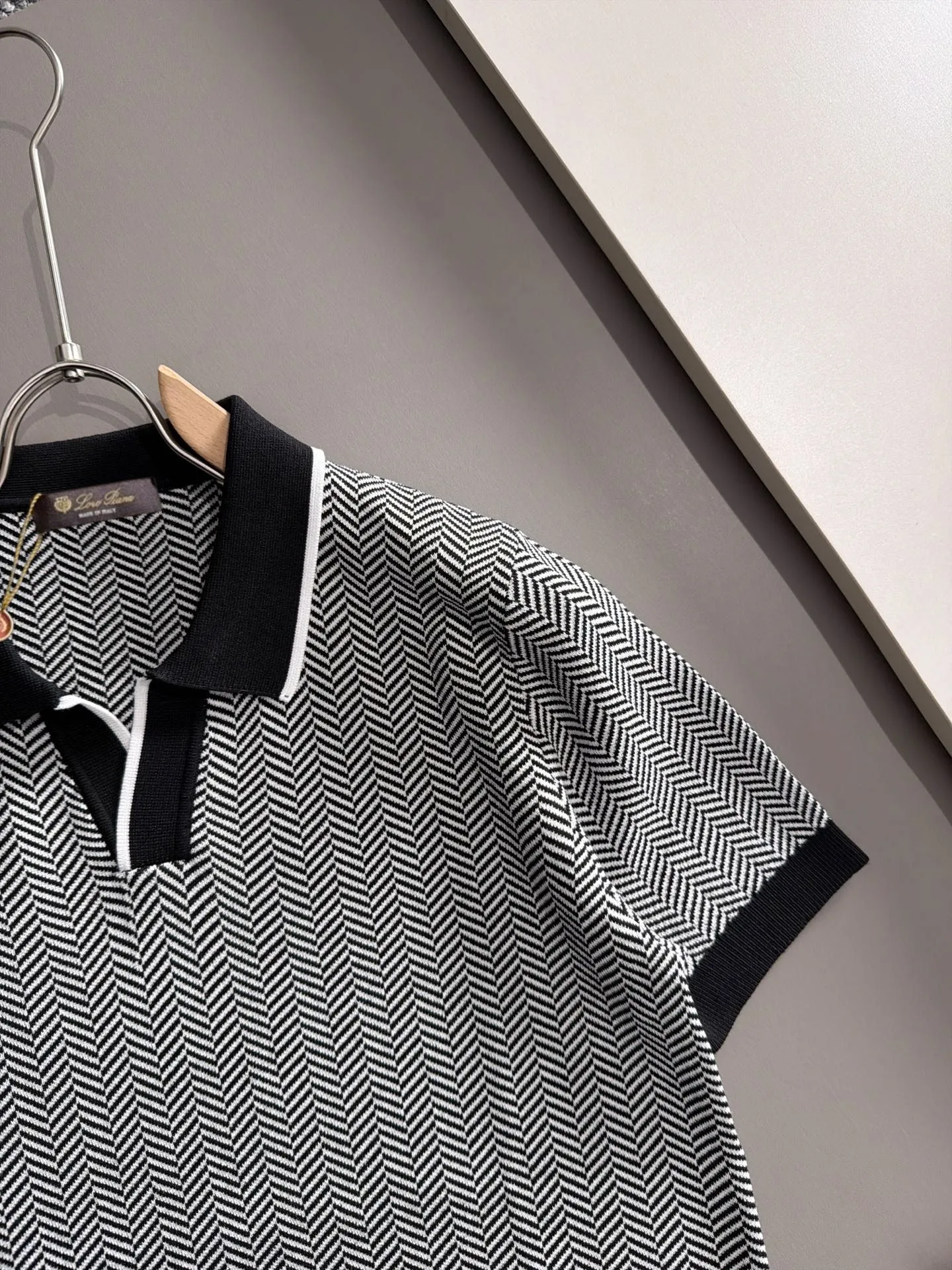 LP high quality Loro Piana 26ss New Arrival men's short-sleeved T-shirt. Made of combed cotton yarn knitted cotton fabric, no pressure when entering and exiting the counter. Exclusive control of raw materials. It feels substantial when weighed, and the upper body is more textured than ordinary T-shirts. This texture can handle the weather easily and is suitable for both hot and cold! Loose fit design, looks noble. The only correct version is available Size: M to 3XL